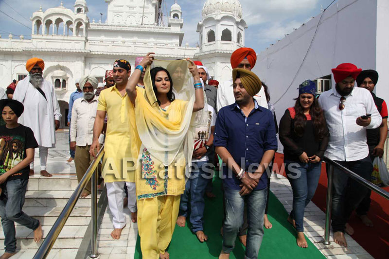 Veena Malik at Holy shrine of Gurudwara - Picture 21