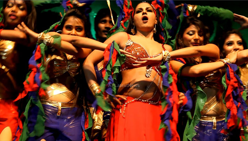 Veena Malik seduces the crowd at Silk Sakkath Maga music launch - Picture 3