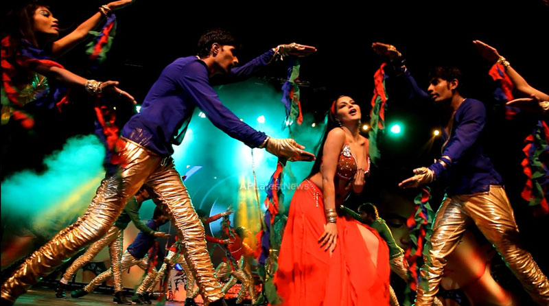 Veena Malik seduces the crowd at Silk Sakkath Maga music launch - Picture 13