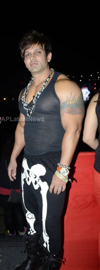 Yash, Talat, Candy, Aarti, Tina and Ali At Sunburn DJ Party - Picture 6