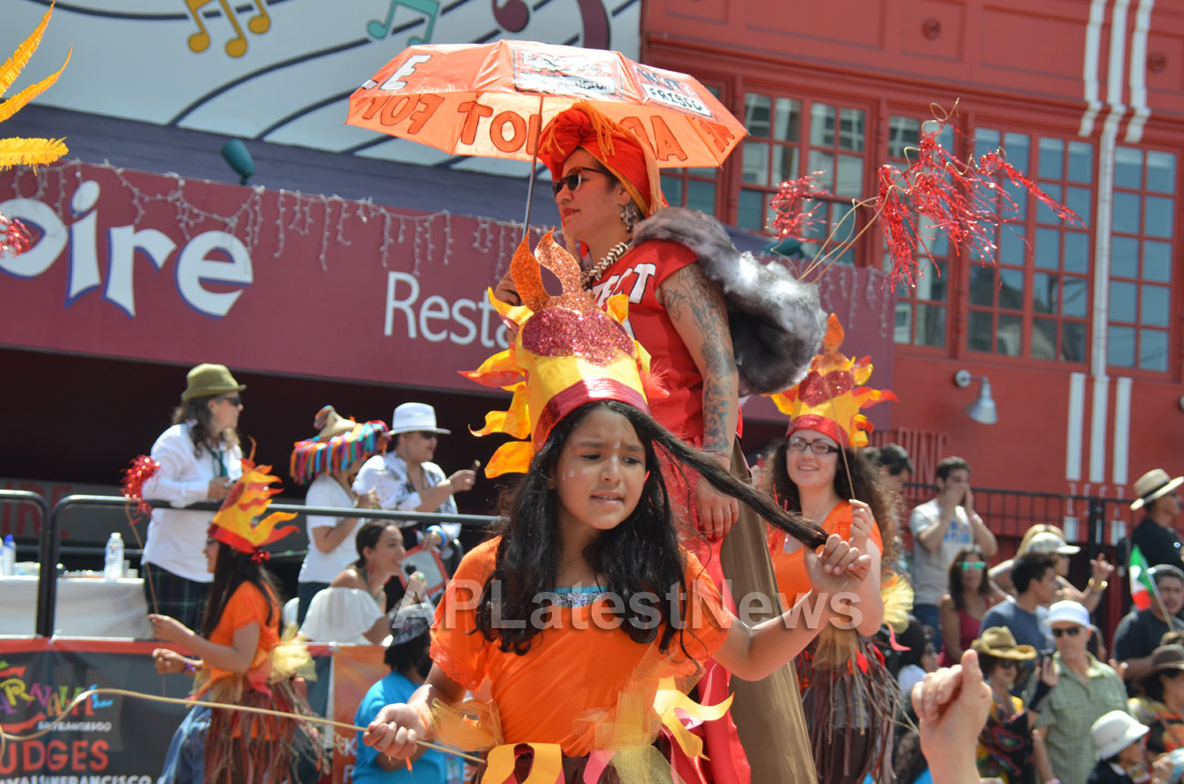 Carnaval Grand Parade at Mission District, San Francisco, CA, USA - Picture 12