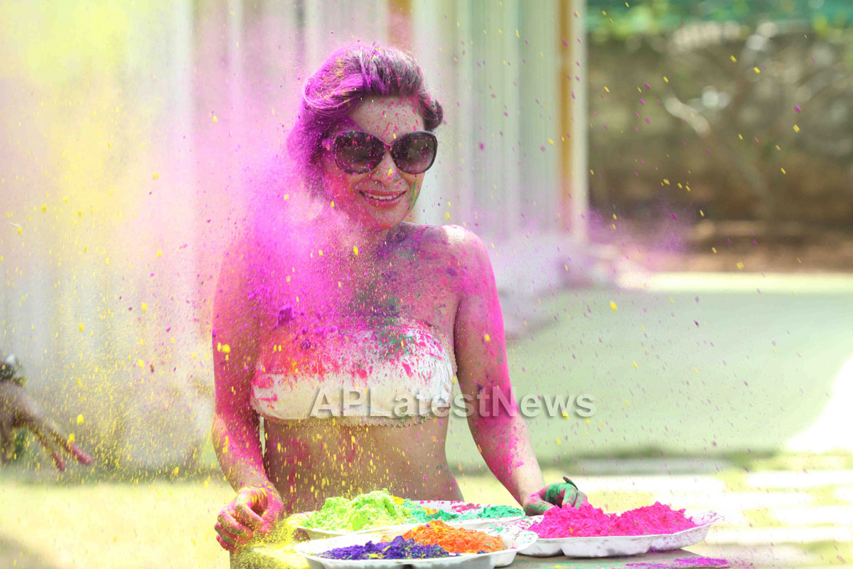 Bollywood actress Kesariees sizzling, sensuous Dry Holi - Picture 6