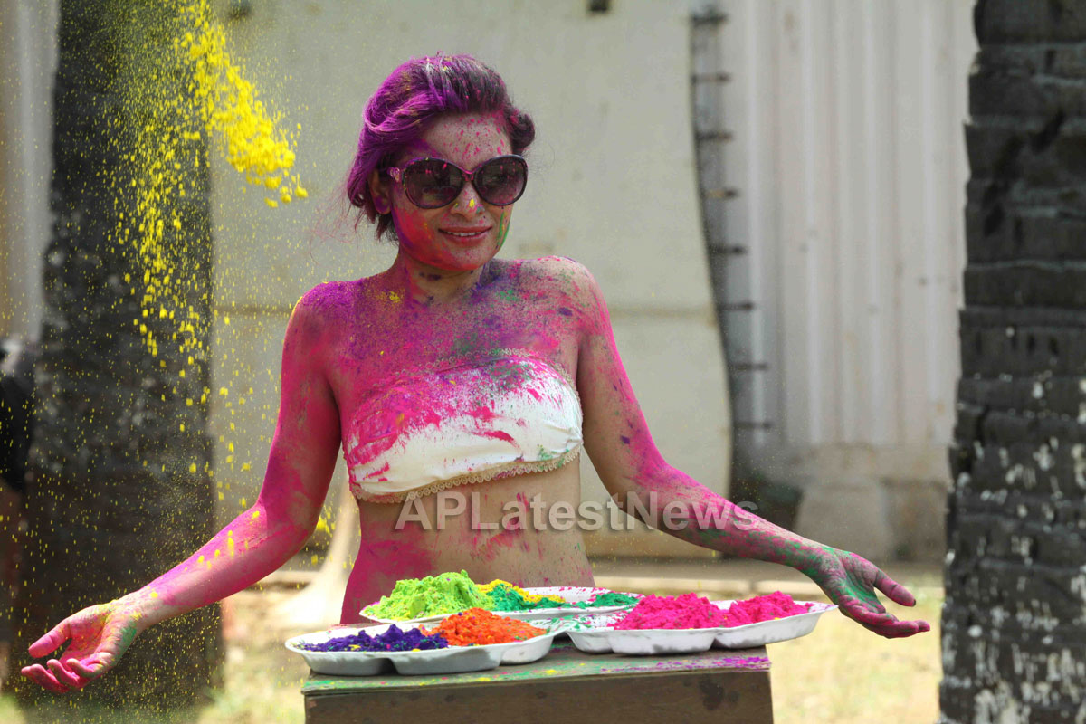 Bollywood actress Kesariees sizzling, sensuous Dry Holi - Picture 7