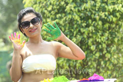 Bollywood actress Kesariees sizzling, sensuous Dry Holi - Picture 13