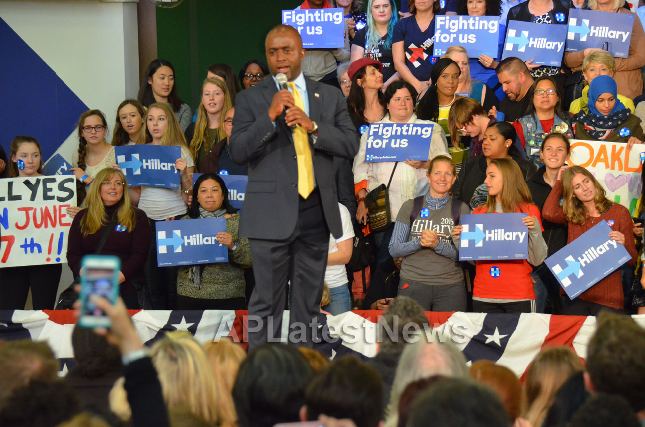 Campaign visit of Hillary Clinton - La Escuelita School, Oakland, CA, USA - Picture 1