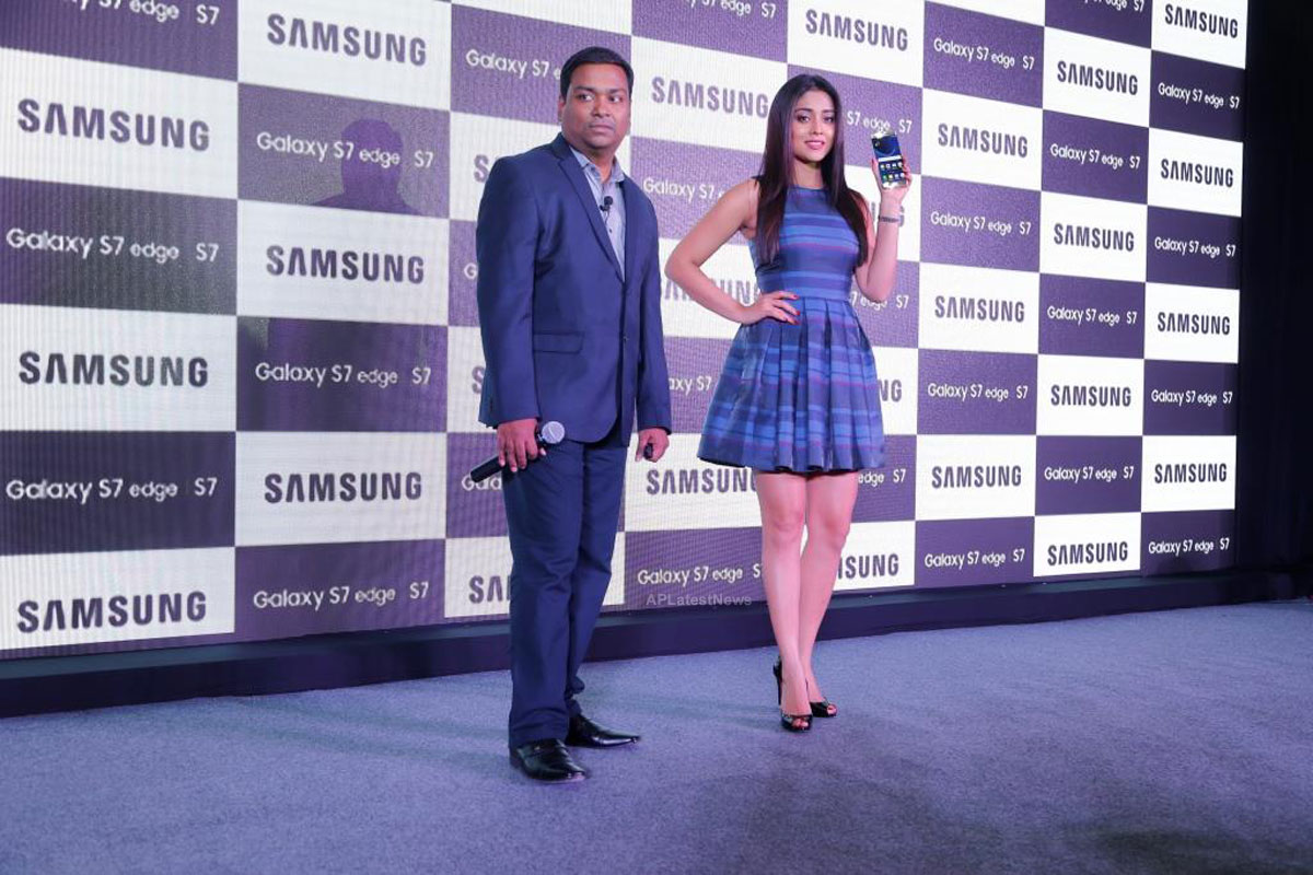 Samsung launched S7 and S7 Edge in Hyderabad, Actress Shriya Saran graced the occasion - Picture 5