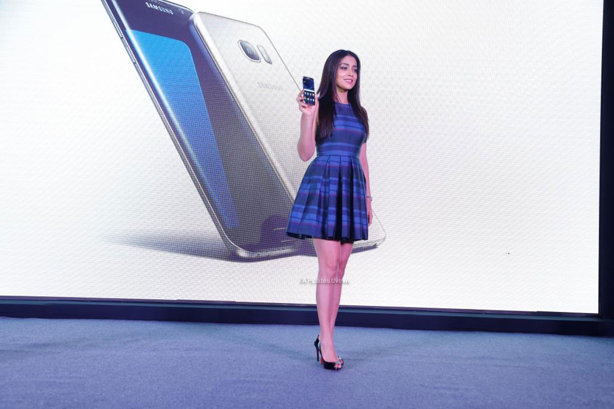Samsung launched S7 and S7 Edge in Hyderabad, Actress Shriya Saran graced the occasion - Picture 1